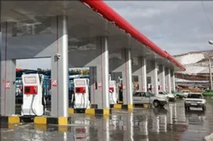 در شرایطی بنزین داخلی گران شده که نفت در بازار جهانی کاهش چشمگیری داشته است