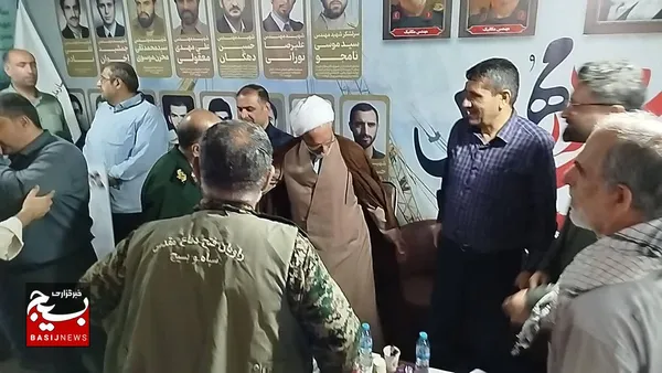 بازدیدسردارآزادی از نمایشگاه روایت پرچمداران
