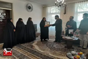 شهدا شمع چراغ بشریت هستند