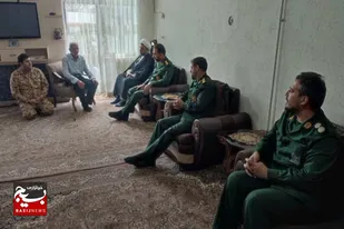 دیدار فرمانده و مسئول نمایندگی ولی فقیه سپاه ناحیه همدان با خانواده سربازان