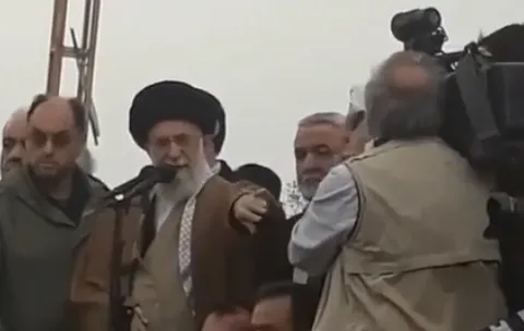 رهبرانقلاب: کنار بایستید میخواهم  مردم را ببینم