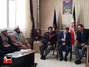 دیدار مسوولان ادارات و خادمین رضوی شهرستان آوج با فرمانده سپاه ناحیه حضرت ابوالفضل (ع) به&zwnj;مناسبت روز پاسدار