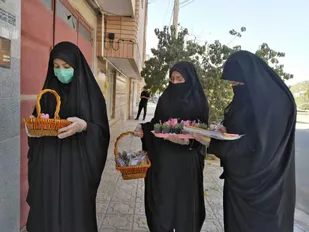 اهداء بسته فرهنگی به همراه بروشور آموزشی پیشگیری از شیوع کرونا