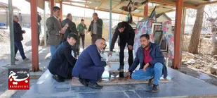 عطر افشانی قبور شهدا در روستای چمن بید