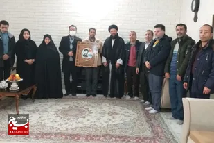 دیدار کارکنان دانشگاه دامغان با خانواده&zwnj;ی شهید پرافتخار ۲۲ ساله
