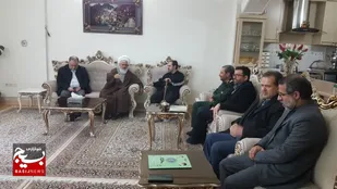 دیدار جمعی از مسئولین زنجانی با خانواده شهدا و جانبازان