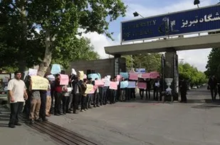 دانشجویان دانشگاه تبریز تجمع اعتراض آمیزی برگزار کردند