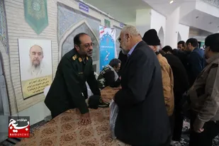 پاسخگویی به سوالات مردم در مصلی قدس قم توسط جهادگران بسیج ادارات
