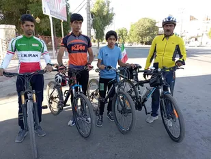 همایش دوچرخه سواری به مناسبت هفته بسیج در کهنوج برگزار شد.
