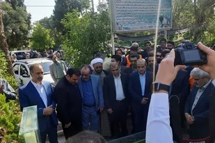 غبارروبی گلزار شهدای شیراز به مناسبت آغاز هفته دولت