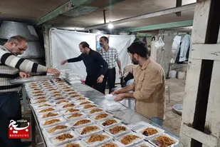 توزیع۵۵۰ پرس غذای گرم به مناسبت سالروز شهادت سردار سلیمانی در ملایر