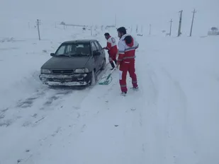 امدادرسانی هلال احمر به 81 مسافر گرفتار برف و کولاک در جاده های زنجان