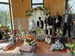 سفره عقدی که در کنار مزار مطهر شهدای گمنام پهن شد