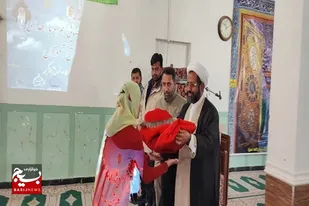 دانش آموزان کم برخوردار شهرستان هامون لباس گرم هدیه گرفتند