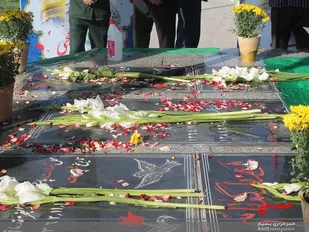 غبارروبی و عطر افشانی گلزار شهدای هشت سال دفاع مقدس