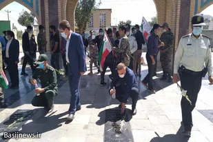 عطرافشانی مزار مطهر شهدای صالح آباد در هفته دفاع مقدس