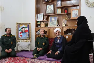دیدار فرمانده سپاه میانه با خانواده شهید و جانباز ۷۰ درصد
