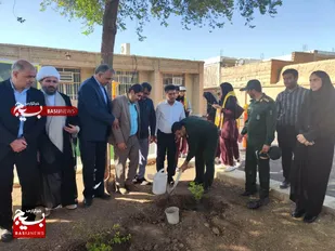 کاشت ۱۲ نهال مثمر به نیابت از شهدای اقتدار ملی با حضور مسئولان محلی هم&zwnj;زمان با آغاز سال تحصیلی در شهرستان گتوند&nbsp;