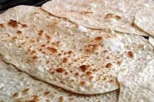 پخت و توزیع رایگان نان با همت بسیجیان شهر جونقان