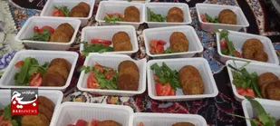 طبخ و توزیع غذای گرم با همت گروه  جهادی در منطقه شیرآباد زاهدان