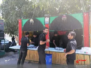 سفره سیدالشهداء و ایستگاه صلواتی ماه محرم با همت گروه جهادی انصار الرسول گلباف