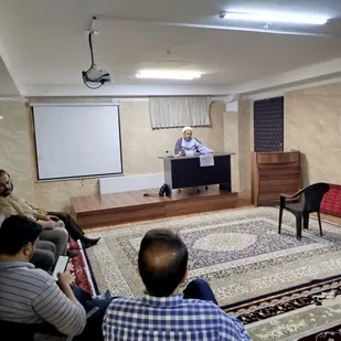 انتخاب همنشین صالح، راهی برای حرکت در مسیر انبیا، صدیقین و شهداست