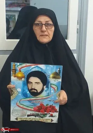 عروسی&zwnj;مان ساده بود/در کنج اتاقی زندگی مشترکمان را آغاز کردیم/خانه&zwnj;مان شاید کوچک بود، اما دل من کنار او بزرگ&zwnj;ترین خانه دنیا را داشت/عاشقانه همدیگر را دوست داشتیم ...
