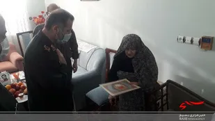 دیدار فرمانده سپاه کربلا با خانواده شهید قنبرزاده
