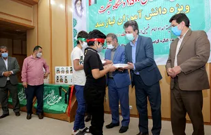 آئین اهدای ۱۵۰۰ دستگاه تبلت در بین دانش آموزان نیازمند ایلامی