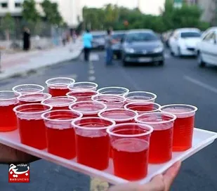 ایستاده به خدمت در موکب خادمین امام رضا (ع)