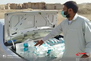 توزیع ۵۰۰ بطری آب معدنی در روستای حاجی آباد زاهدان