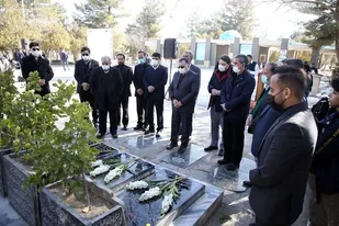 غبارروبی مزار شهدای آتش&zwnj;نشان مشهدی در حادثه قطار نیشابور