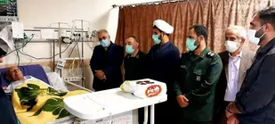 عیادت فرمانده سپاه  فیروزکوه با پدر شهید داوود آهنگر در بیمارستان