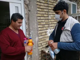 توزیع بسته های بهداشتی در روستاهای شهرستان طارم+تصاویر