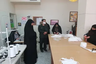 بازدید فرمانده سپاه ناحیه شازند از کارگاه تولید ماسک در شهر شازند و مهاجران