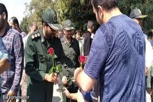 اهدا شاخه گل شهروندان بهاری به نیروهای نظامی و انتظامی
