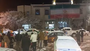 نوای الله اکبر به یاد تکبیرهای بهمن ۱۳۵۷ در آسمان صالح آباد همچون سراسر کشور طنین انداز شد