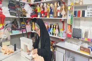 حمایت بانوی کارآفرین نقده ای از زنان سرپرست خانوار با عروسک&zwnj;سازی