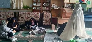 دوخت رایگان چادر توسط جهادگران در مدرسه شهید کلانتری بهارستان