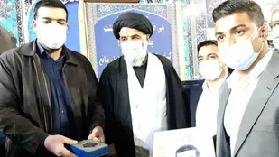 ورزشکار خوزستانی مدال پاراجهانی خود را به خانواده شهید مدافع حرم تقدیم کرد