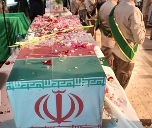 وداع دلدادگان بندرعباس با شهیدان گمنام