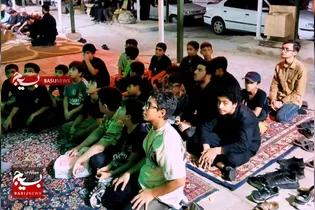 نوجوانان پای درس شهدا در گلزار اهواز