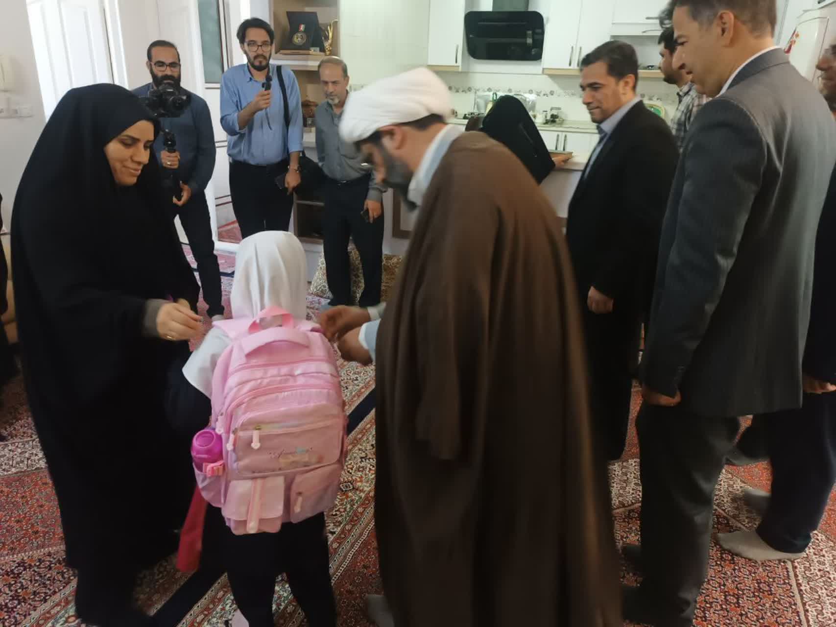 مشایعت فرزند شهید تا مدرسه در آغاز سال تحصیلی زنجان
