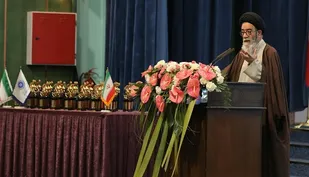 برای رفع  وابستگی کشور به اقتصاد نفتی باید از صادرکنندگان حمایت شود