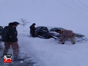 کمک رسانی بسیجیان به خودروهای گرفتار در برف در بابل
