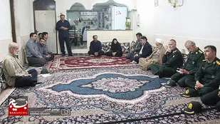 دیدار فرمانده لشکر عملیاتی ۱۹ فجر با خانواده شهیدان کرامت و اسدی