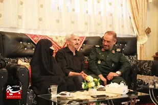 فرمانده سپاه شهداء آذربایجان غربی با مادر شهیدان عسگرزاده در خوی دیدار کرد