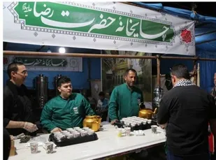 برپایی چایخانه منطقه 10 در مسیر پیاده&zwnj;روی نجف - کربلا