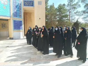 غبارروبی گلزار شهدا توسط خواهران بسیجی