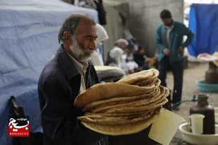 پخت و توزیع روزانه ۷۰ هزار قرص نان صلواتی برای زائران نیمه شعبان